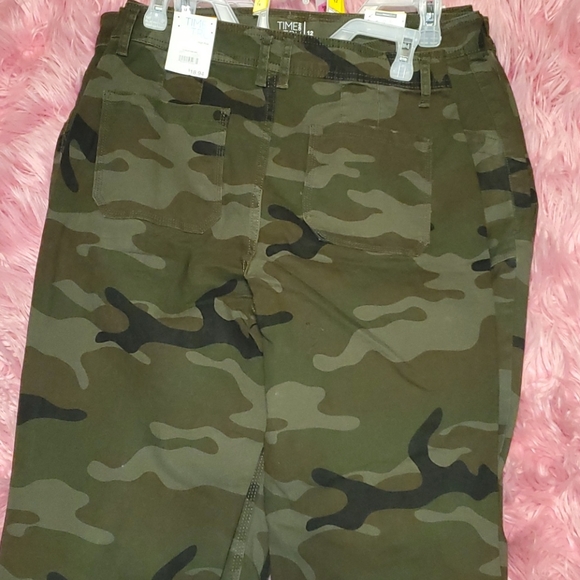 TIME AND TRU HI-RISE SLIM JEANS 👖 - Picture 4 of 11